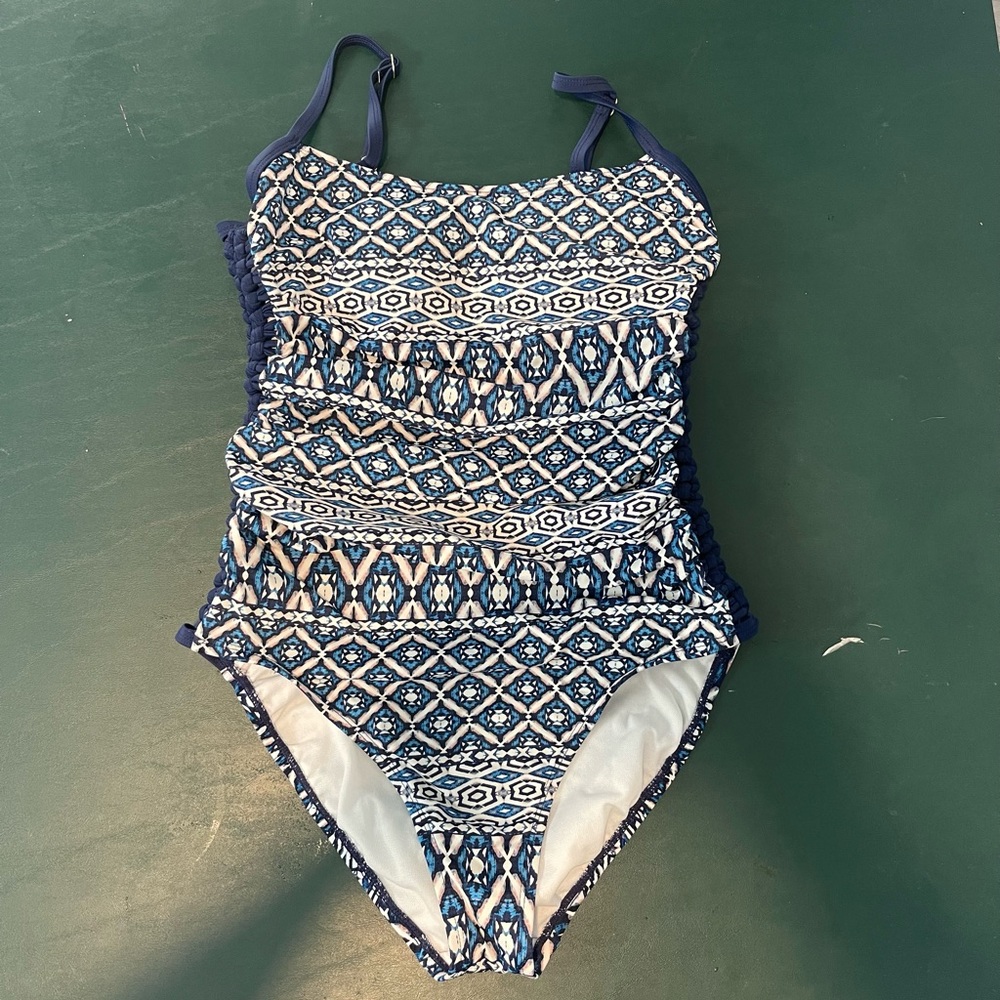Cute one piece swimsuit size large 12-14
